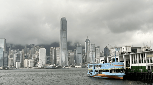 香港天文台于9时45分发出黑色暴雨警告信号。 香港天文台于9时45分发出黑色暴雨警告信号。