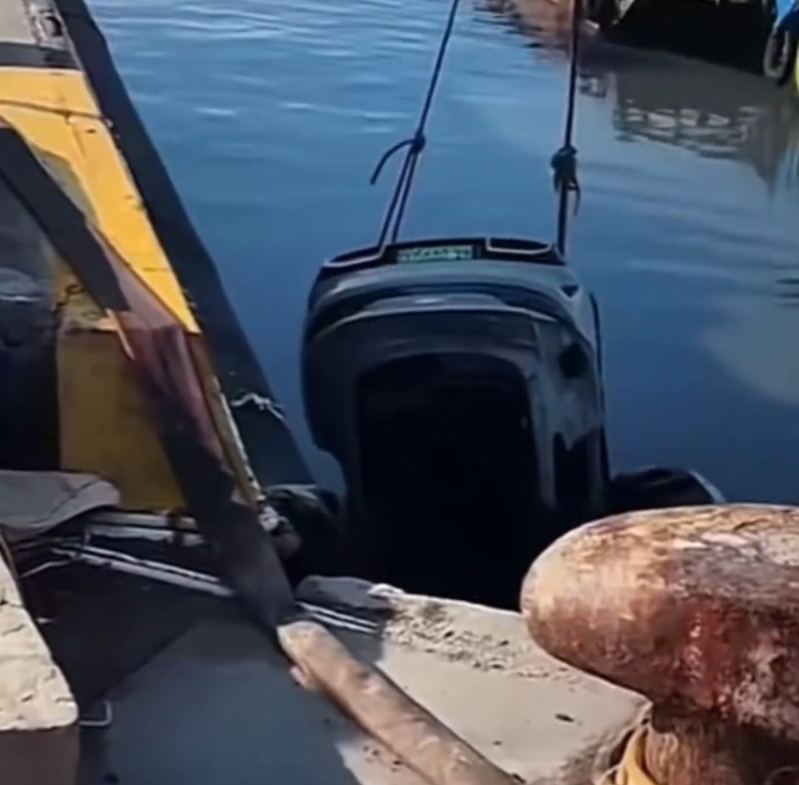 肇事车辆由吊臂打捞上岸。