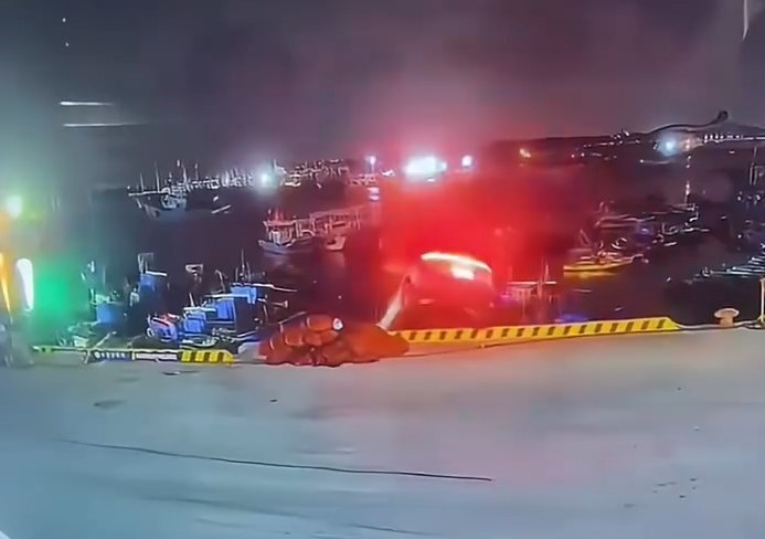 影片拍下车辆堕海经过