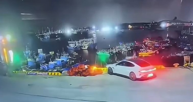 网传影片拍下车辆堕海经过。