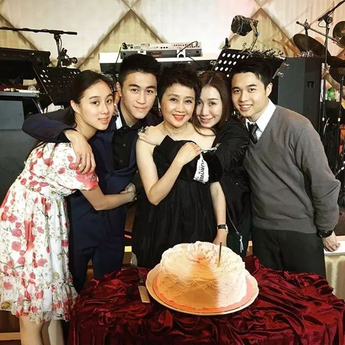 四太很爱惜几个子女,对他们非常照顾。 四太很爱惜几个子女,对他们非常照顾。