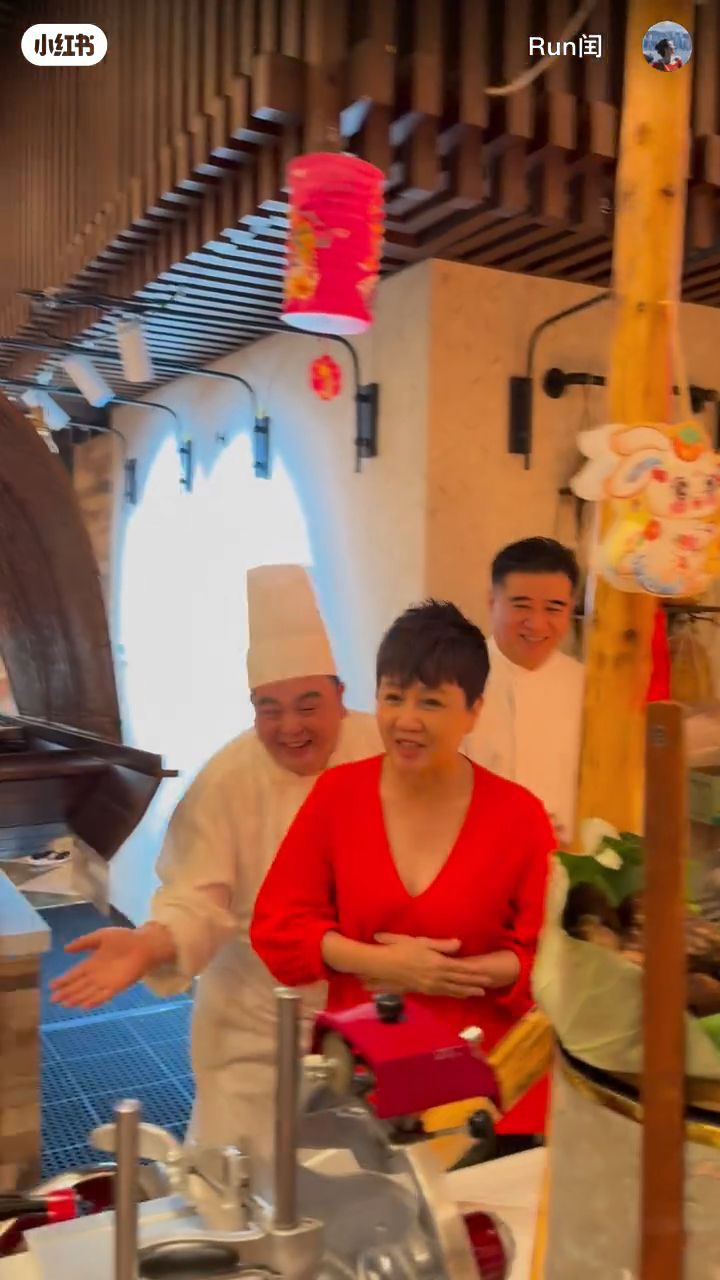 四太梁安琪穿上火红上衣好有节日气氛。 四太梁安琪穿上火红上衣好有节日气氛。