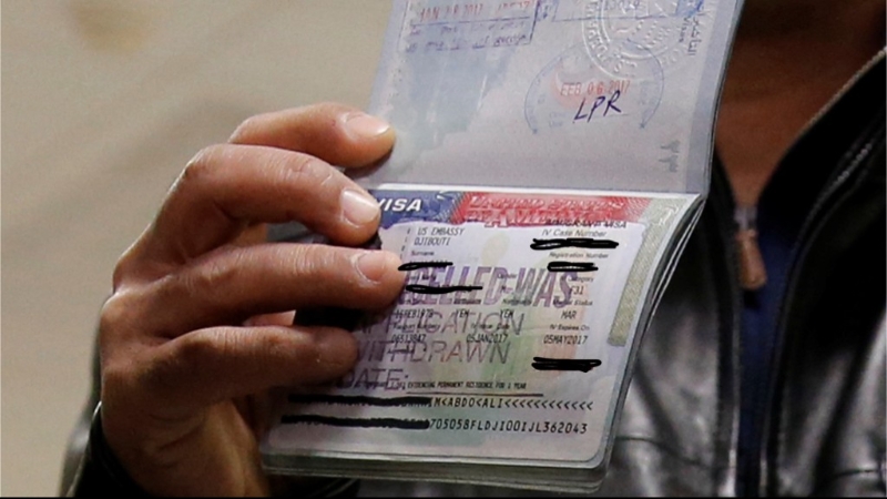 护照上的美国签证示例。 护照上的美国签证示例。