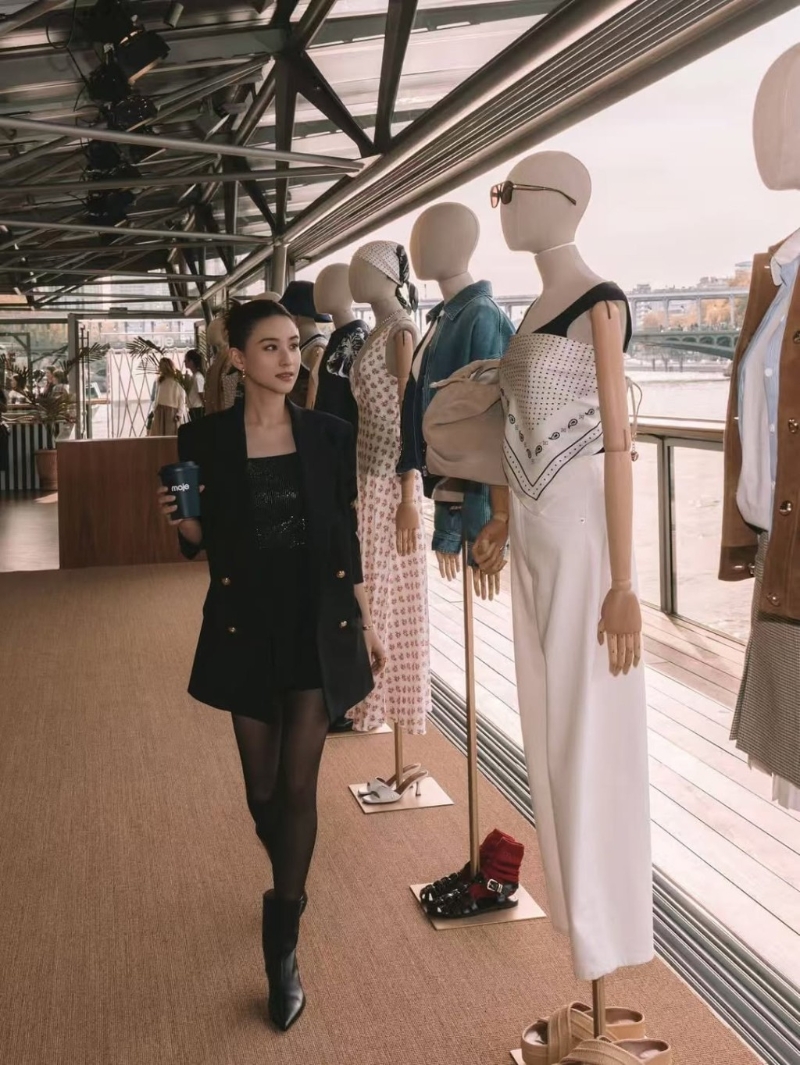 何超莲早前到巴黎出席时装周。 何超莲早前到巴黎出席时装周。