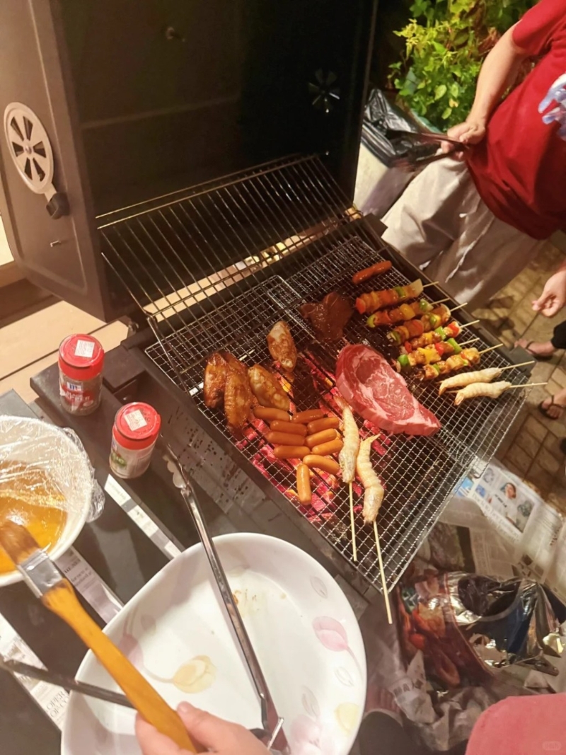 何超莲在花园架起烧烤炉。 何超莲在花园架起烧烤炉。