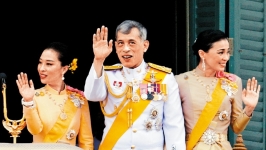 首次访华！泰国国王抵达北京