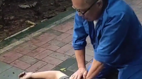 男子突然倒地不省人事，深圳市民“教科书式”救援