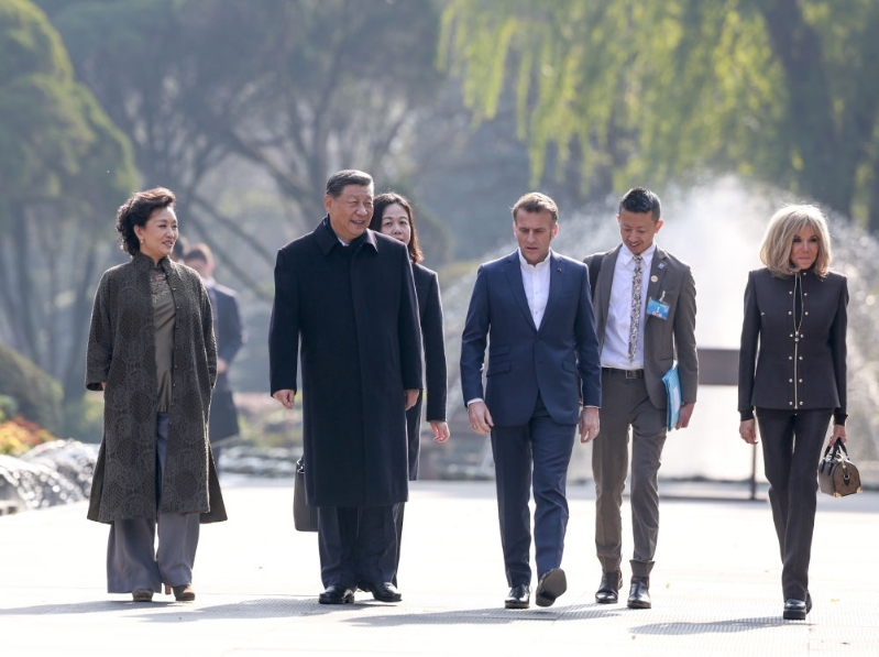 习近平同法国总统马克龙在成都非正式会晤。