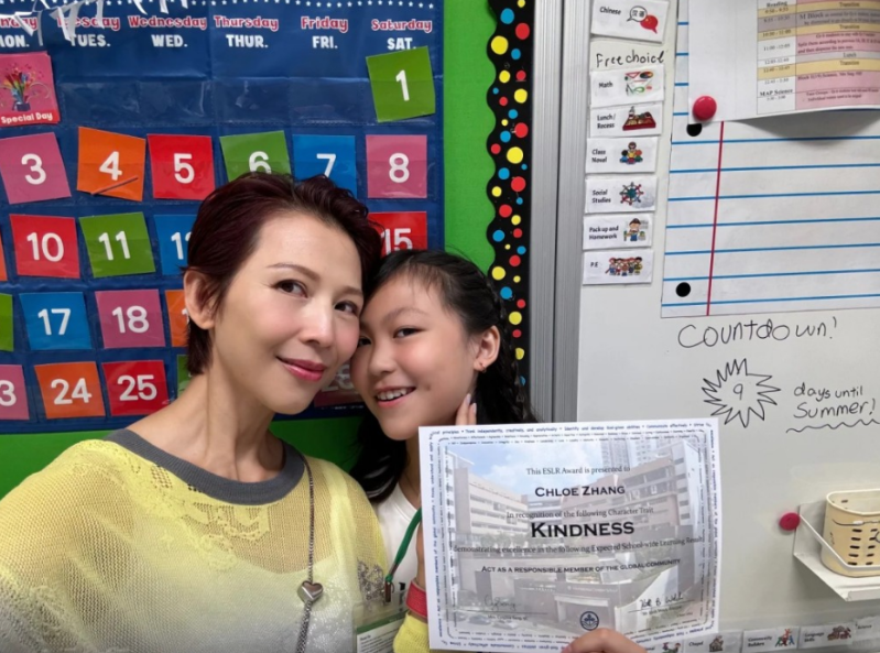 蔡少芬曾分享二女包子小学毕业，获颁善良证书的喜悦到小红书。