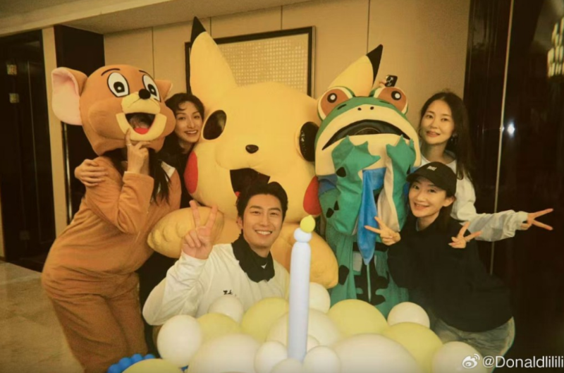 何超莲为窦骁庆祝37岁生日，合照今日（16日）在网上流传。