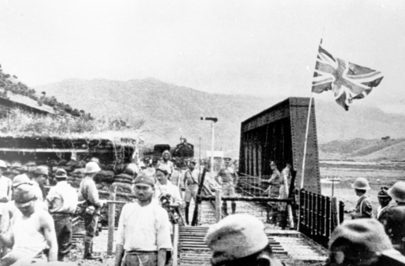 日军与香港军队于罗湖桥对峙，摄于1938年末。