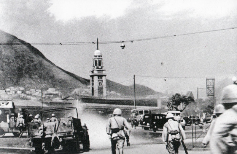 12月12日早上，日军攻入尖沙咀，前方为尖沙咀钟楼