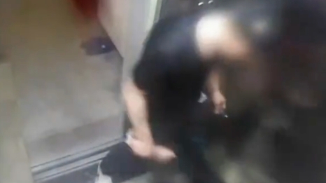 山西订婚强奸案关键画面曝光，女子激烈挣脱锁死施暴事实