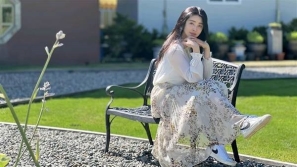 59岁王祖贤晒素颜生日照，网友热议气质优雅仍少女感满满