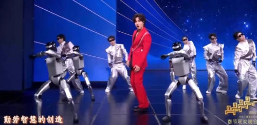 魔法原子的人形机器人率先登场，为言承旭等人歌曲同台伴舞。