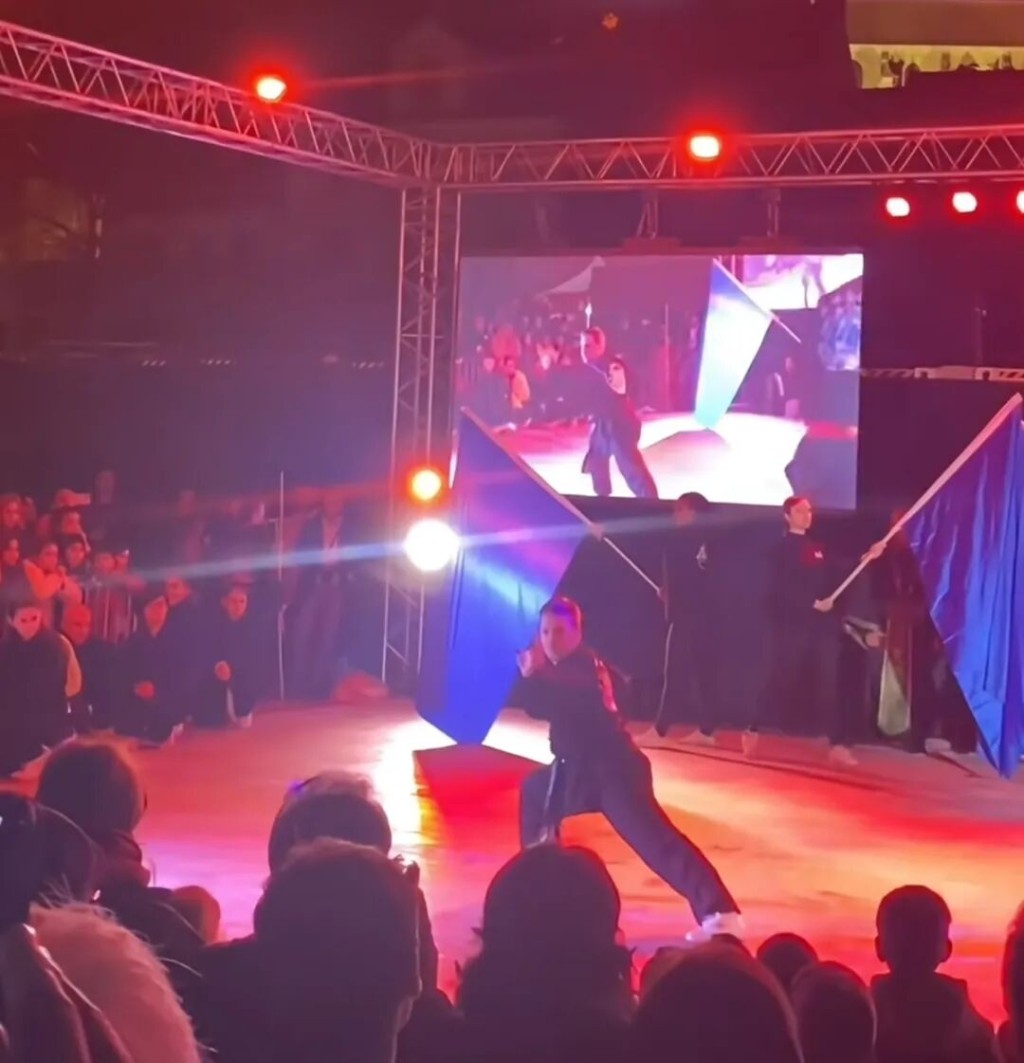 Fred创办的武术团正在表演中国功夫。 Fred创办的武术团正在表演中国功夫。