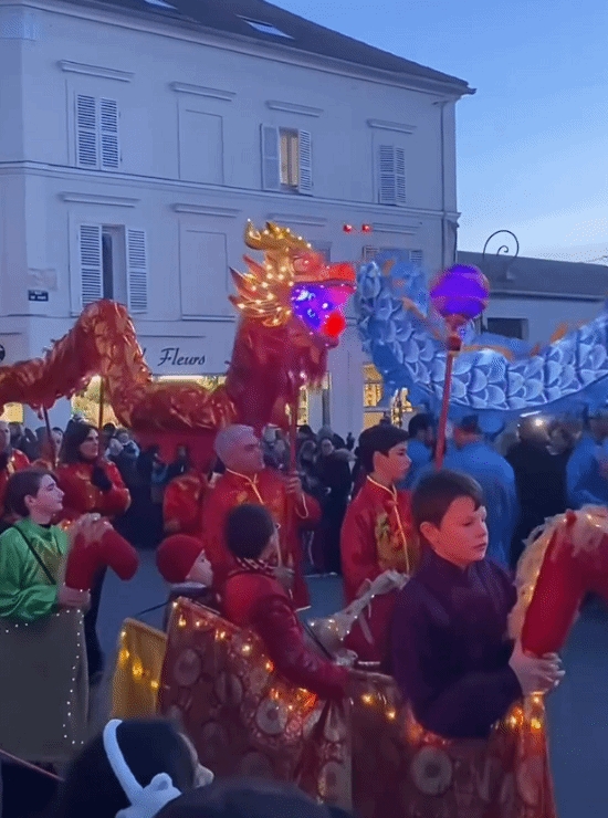 法国万人小镇上演“地道春节”,舞龙又舞狮。 法国万人小镇上演“地道春节”,舞龙又舞狮。