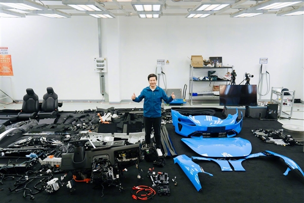 耗时超7个小时！雷军直播拆成零部件的新SU7已装好