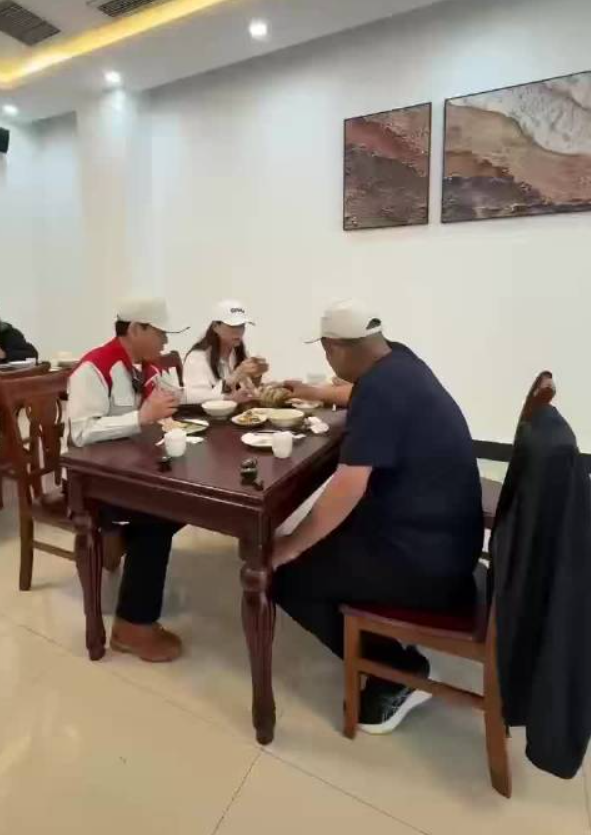 魏建军请于东来吃驴肉火烧 赞长城牌驴火正宗好吃 两大佬兄弟相称