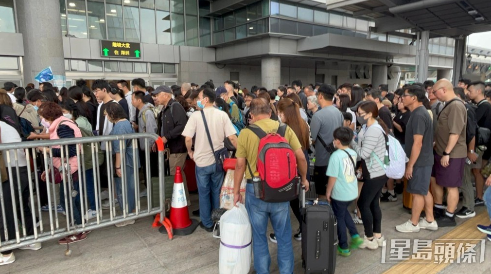 深圳湾口岸出境人头涌涌 深圳湾口岸出境人头涌涌