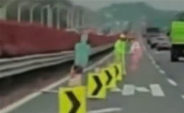 连撞6个锥桶+擦身施工员!特斯拉辅助驾驶失控 客服称低矮物难识