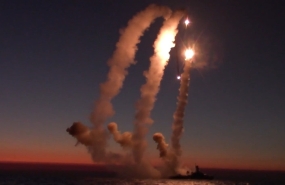 画面曝光！俄军“口径”导弹海上4枚连射 火光照亮夜空