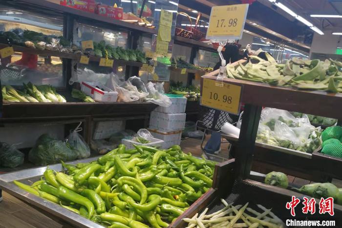 北京西城区某超市蔬菜价格。<a target='_blank' href='/' >中新网</a>记者 谢艺观 摄