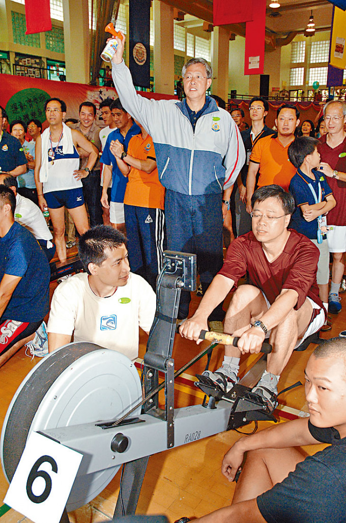 李明逵○六年主持警隊康文活動,李家超運動裝上陣出戰室內划艇,其隊伍最後勝出。