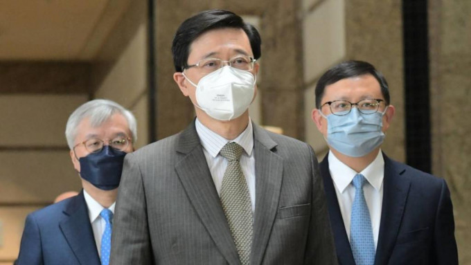 港區省級政協委員聯誼會支持李家超(中)參選。