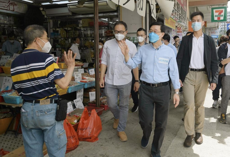 李家超早前落区,与市民打成一片。 资料图片