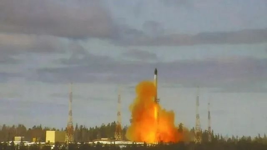 这张由俄罗斯航天局提供的照片显示的是，“萨尔马特”洲际弹道导弹莫斯科时间4月20日15时12分从俄西北部阿尔汉格尔斯克州普列谢茨克发射场升空。新华社/路透