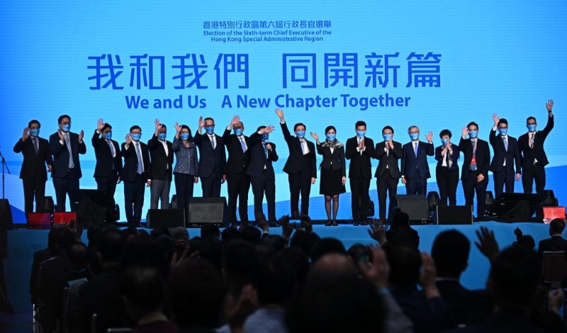 譚耀宗帶領在場所有人3度叫出「支持李家超，同為香港開新篇」的口號。