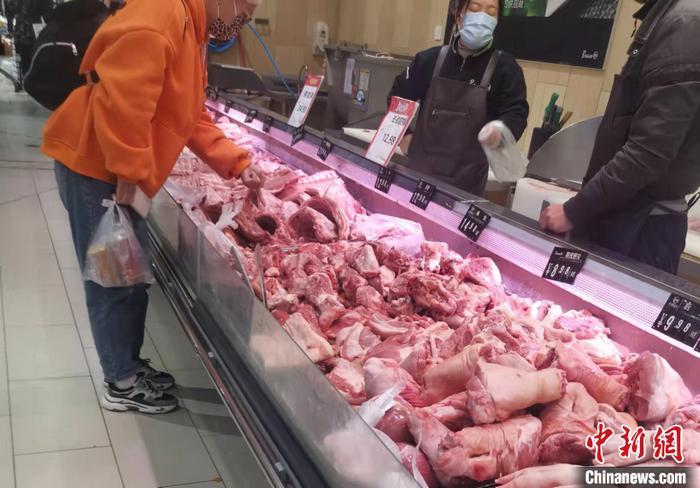 北京丰台区一家大型超市内的猪肉区。 中新网记者 谢艺观 摄