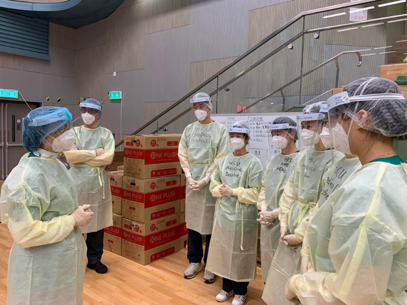 香港大学医护学生在暂托中心参与抗疫工作。 （陈肇始网志）