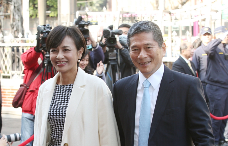图为民进党立委邱议莹（左）与丈夫文化部长李永得（右）。 （资料照，姚志平摄）