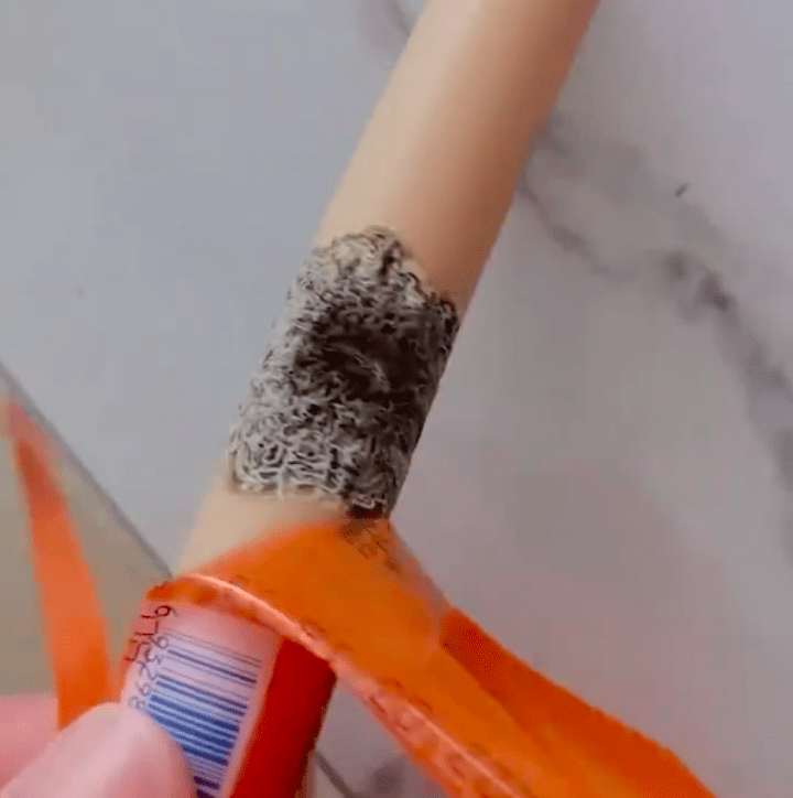 金锣火腿肠保质期内变质出现大片黑斑 店家回应 赔偿3元 内地 星岛环球网