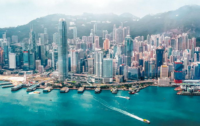 第五波疫情渐过去,本港经济前景可望见曙光。