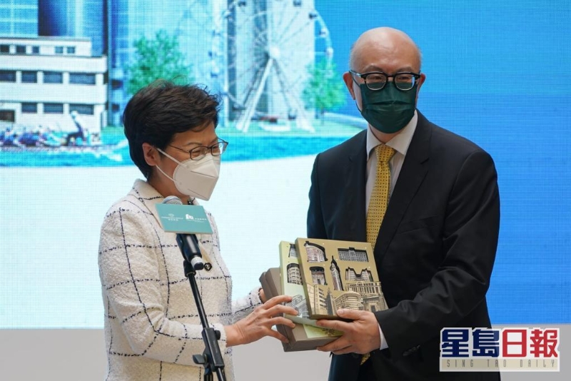 林鄭將當時收到的微型歷史建築磁石，轉送華懋行政總裁蔡宏興。