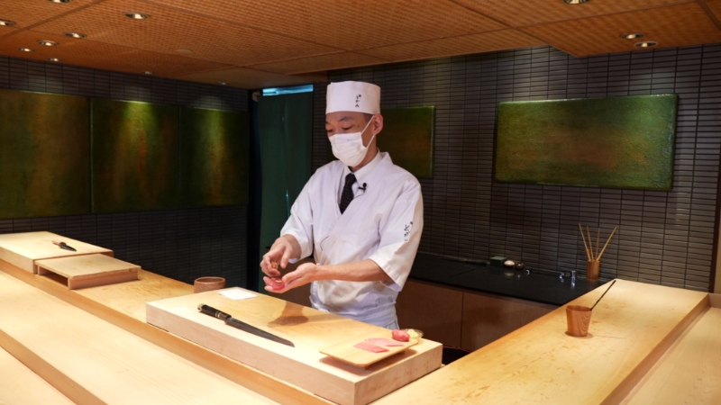 主厨桥本先生细心处理每件寿司饭，用手吃、筷子吃，饭的软硬度都有不同。