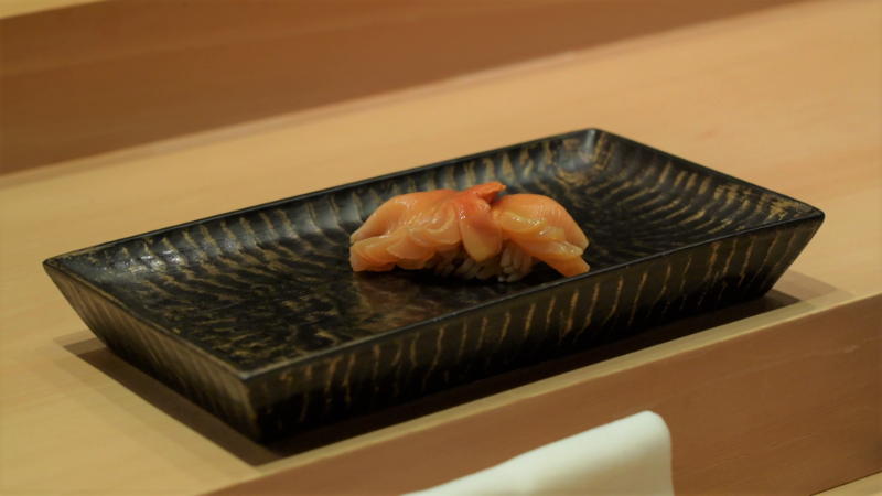 每件寿司约10克，跟上面的海鲜比例刚刚好。