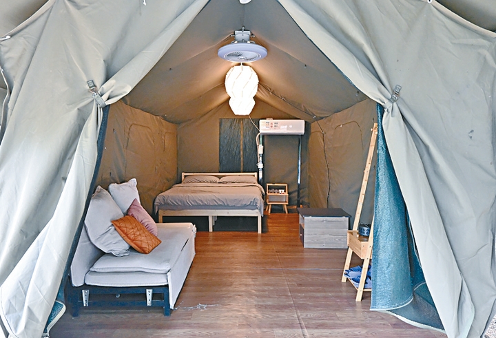 南非营地的帐篷，面积虽不算大，基本家具及空调设施均一应俱全。