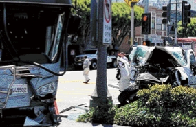旧金山一辆SUV狂冲撞向巴士，导致多人受伤六人送院