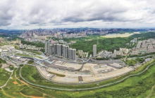 从“东部、中部、西部”三个方向同时推进，打造深港口岸经济带