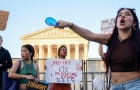 至少8州实时颁布禁止堕胎的法令，多地示威持续，凤凰城警察施放催泪弹