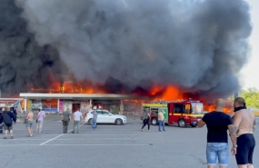 乌方称克列缅丘格购物中心遭袭事件已致13人死亡