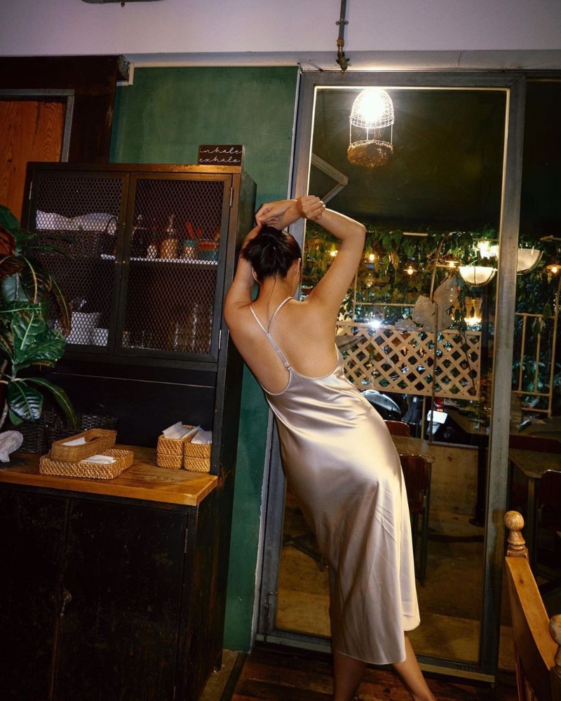 魏蔓斜倚门框裸出美背,让她前凸后翘的S型窈窕曲线展露无遗。 (图/取自魏蔓IG)