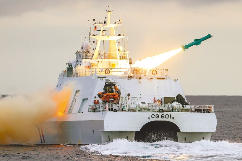 军方消息指出，海巡署安平级成功舰已进驻苏澳军港，将参与汉光演习任务。图为海巡署安平舰发射雄风二型飞弹验证「平战转换」机制。（军闻社）
