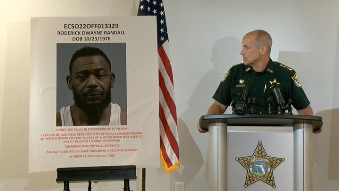 佛羅里達州一名男童誤將1歲女童擊斃，其父親蘭德爾涉多項罪名被捕。網上圖片