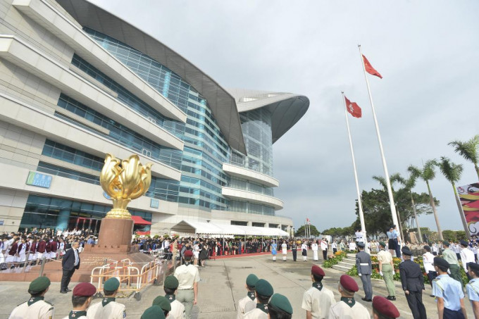 李家超等一众政府官员将出席明日在会展的升旗礼。 (资料图片)