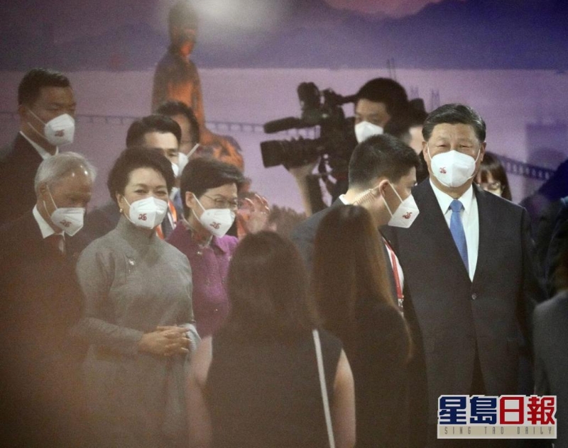 林郑月娥及丈夫林兆波迎接国家主席习近平及夫人彭丽媛。